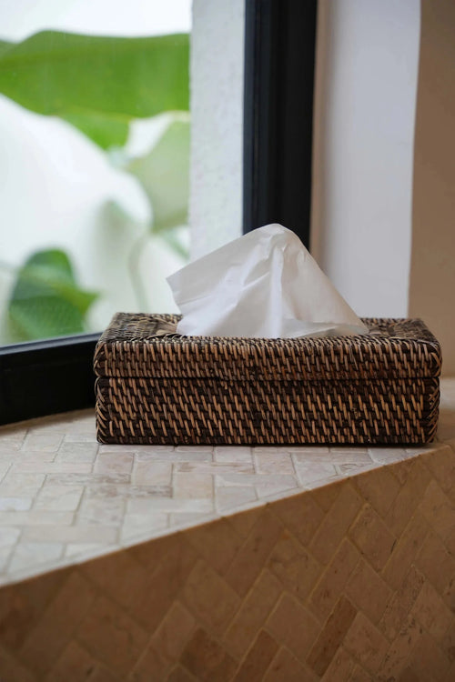 Boîte à mouchoirs en rotin tressé brun naturel avec mouchoir sorti