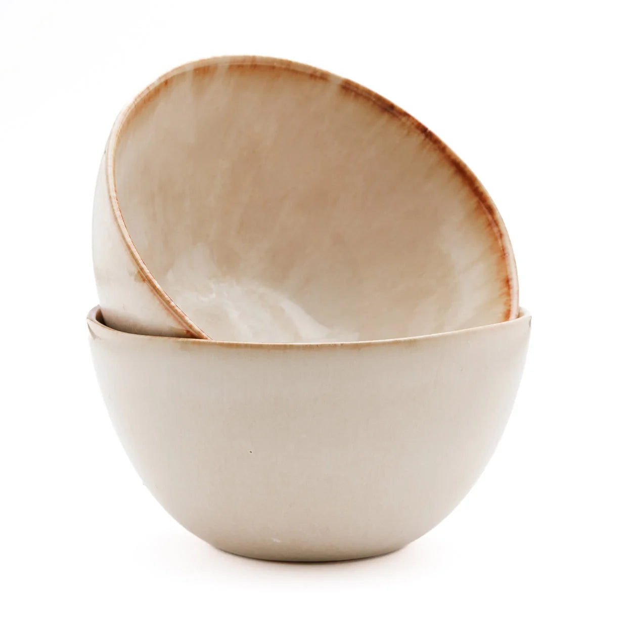 Bol en céramique artisanale beige à bord brun évasé, empilés