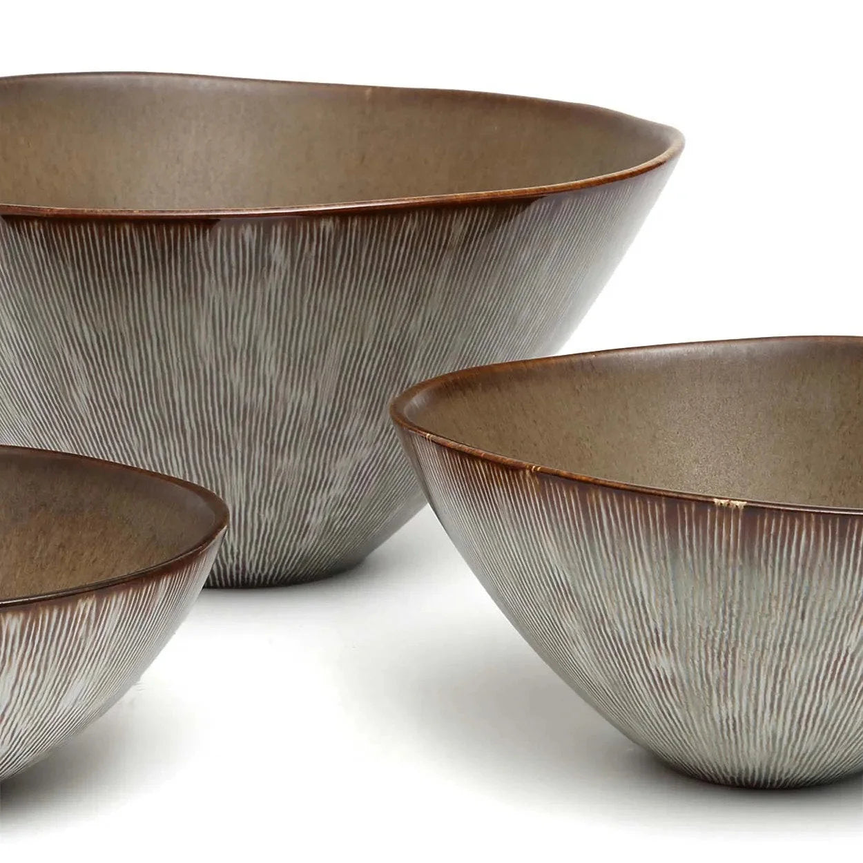 Ensemble de trois bols céramiques artisanaux en grès brun-beige mat strié texturé
