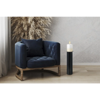 Fauteuil en velours bleu marine avec base en bois foncé et coussin assorti