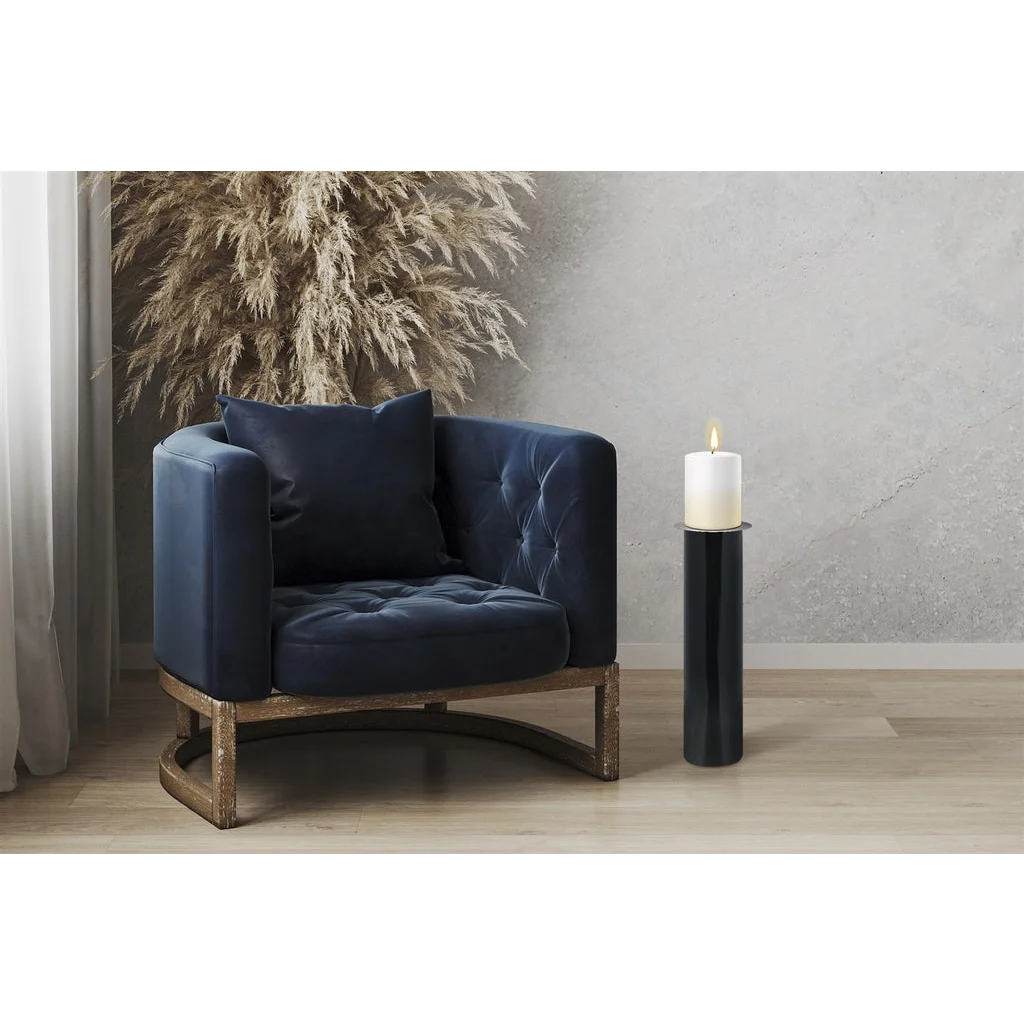 Fauteuil en velours bleu marine avec base en bois foncé et coussin assorti
