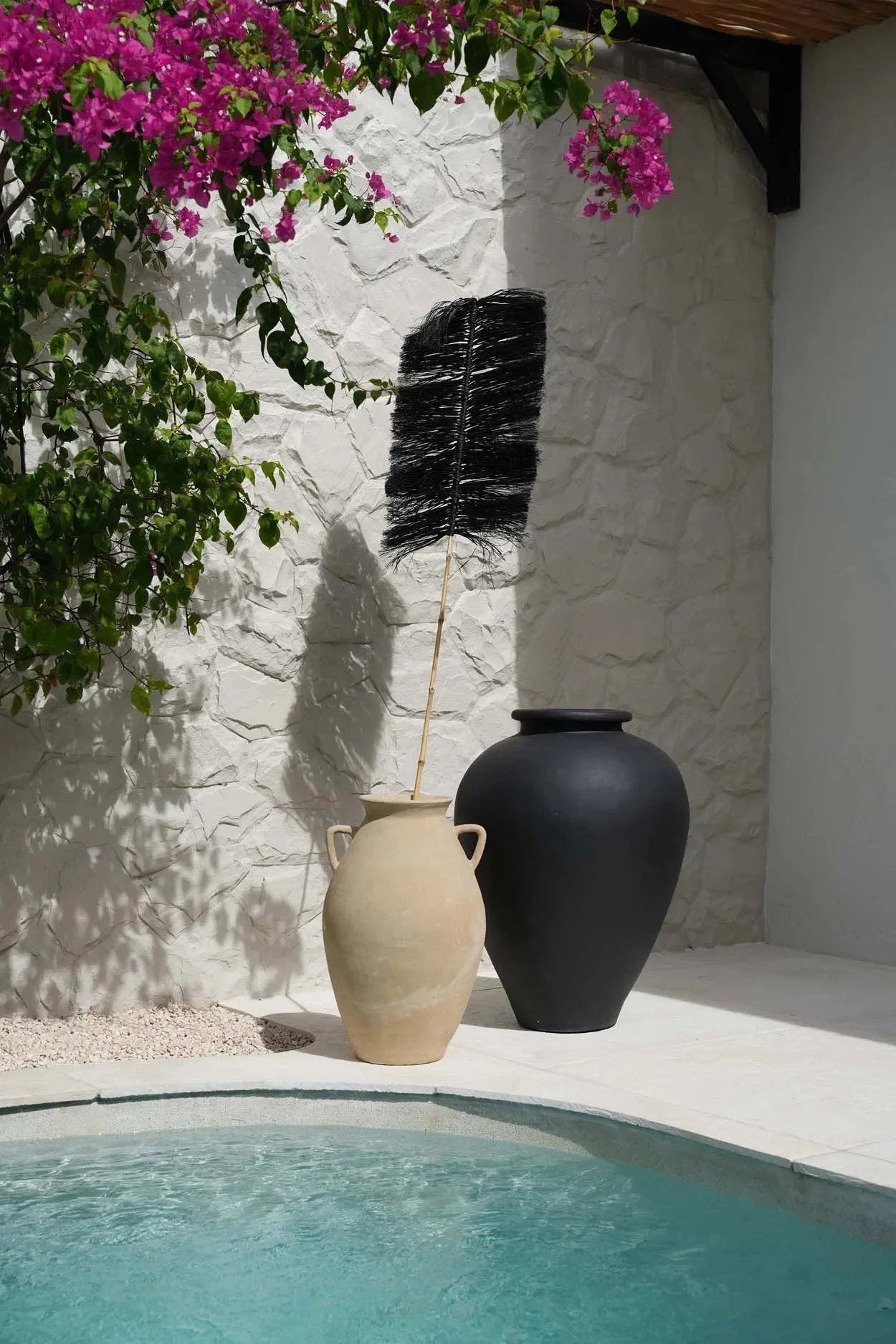 Urne céramique crème à anses et bouche large près d’un vase noir mat 190 cm
