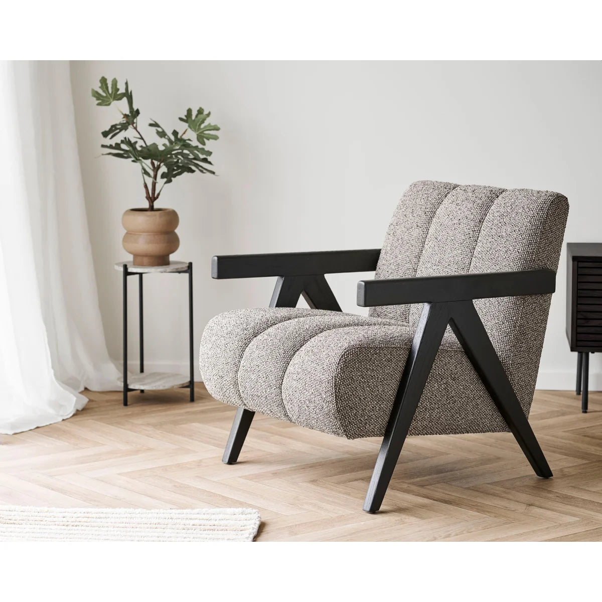 Fauteuil moderne beige et gris tweed, cadre noir, sur cache-pot grès beige Ø19 cm