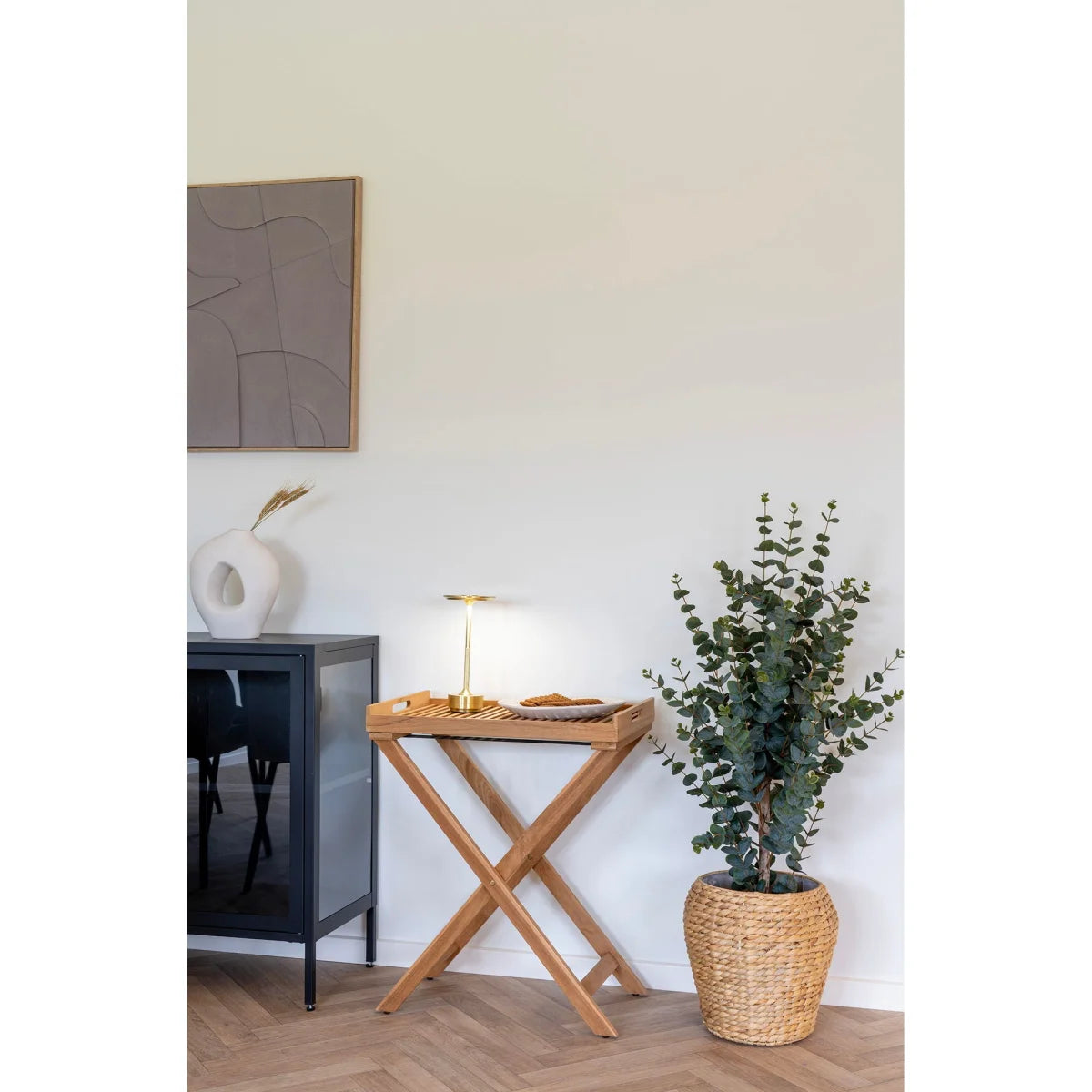 Cache-pot rond en jacinthe d’eau beige miel avec plateau x-frame et lampe dorée