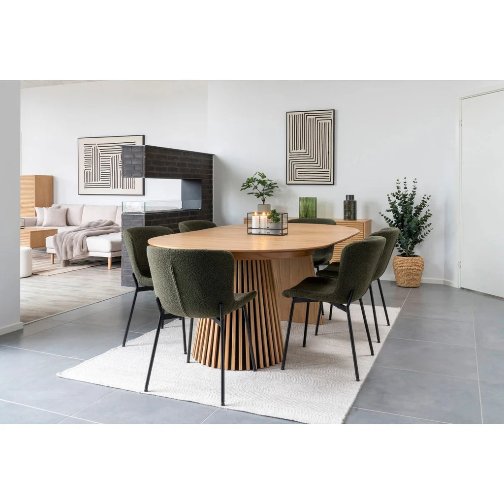 Table à manger ovale en bois avec base cannelée et chaises vertes