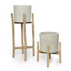 Paire de cache-pots cylindriques en céramique beige avec supports en bois naturel