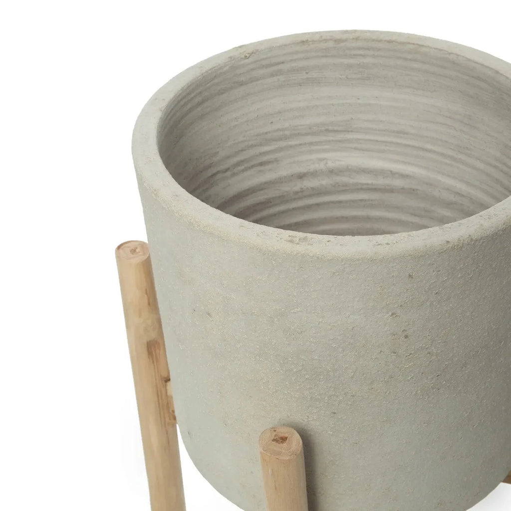 Pot en terre cuite et teck H36 cm avec surface texturée sur support en bois clair