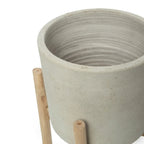Pot en terre cuite et teck H36 cm avec surface texturée sur support en bois clair