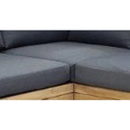 Canapé d’angle moderne en bois clair avec coussins gris anthracite