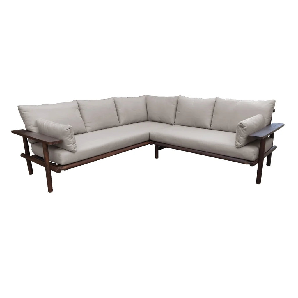 Canapé d’angle moderne en bois foncé avec coussins gris clair