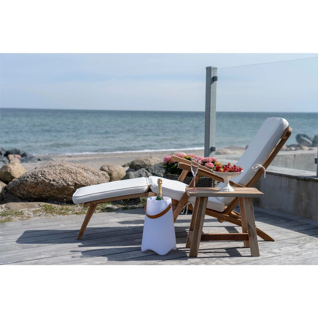 Glacière en tissu blanc avec anse en cuir marron pour chaise longue en teck et coton naturel avec coussin blanc extérieur