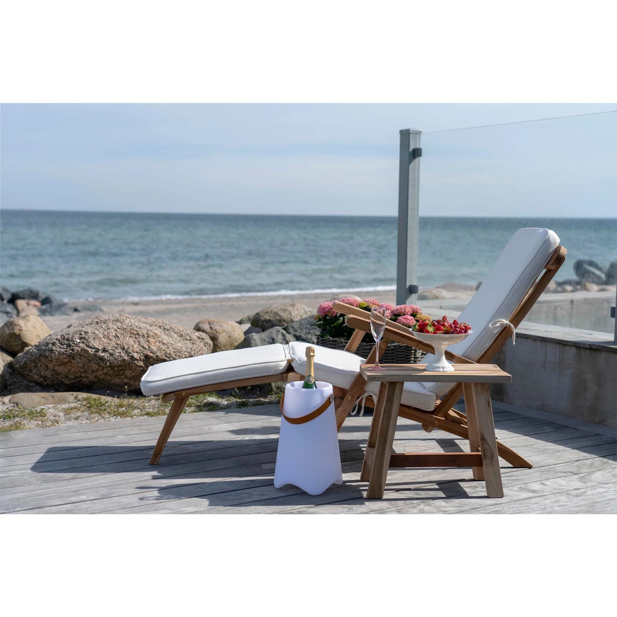 Glacière en tissu blanc avec anse en cuir marron pour chaise longue en teck et coton naturel avec coussin blanc extérieur