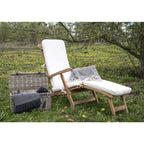 Chaise longue en teck avec coussin blanc et plaid gris texturé
