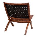 Chaise pliante en cuir tressé marron avec dos maillé noir et structure en bois de teck