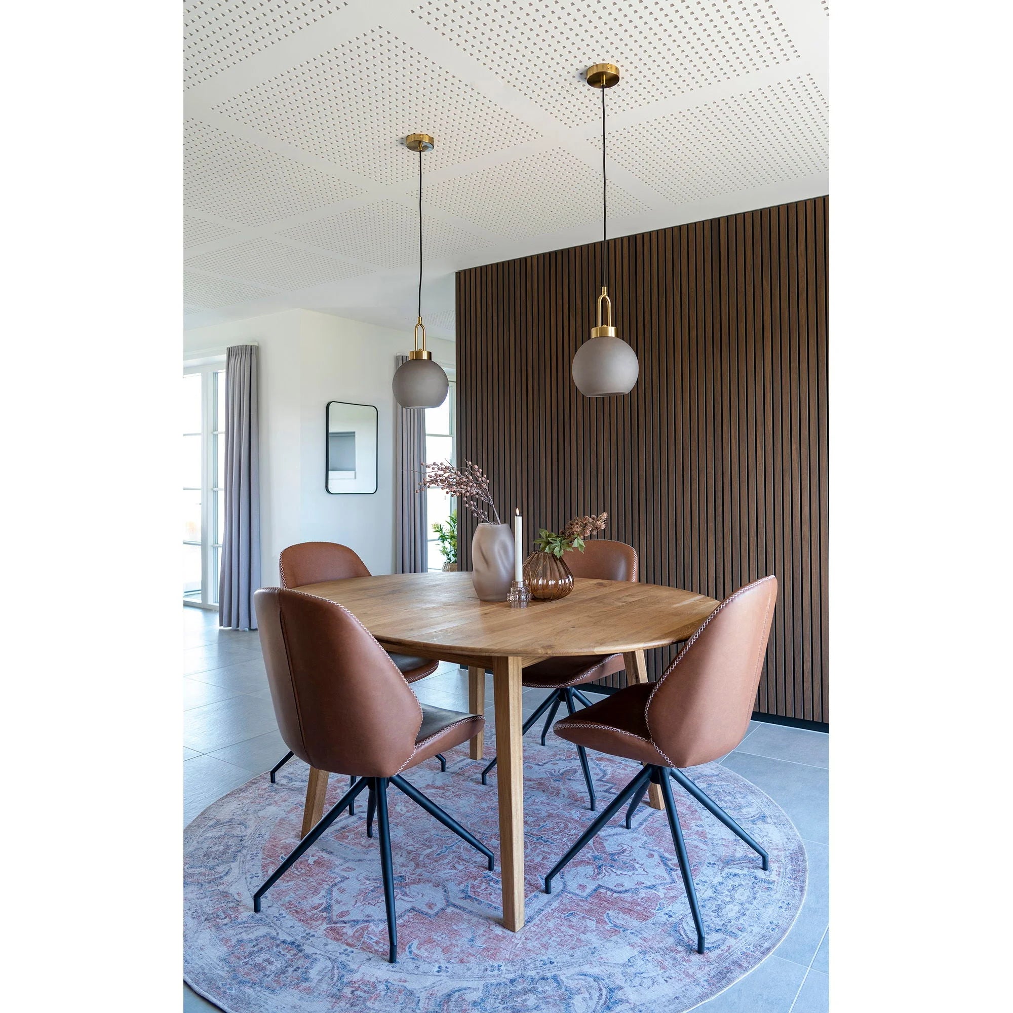 Table ronde en bois avec 4 chaises cuir cognac et pieds métal noir