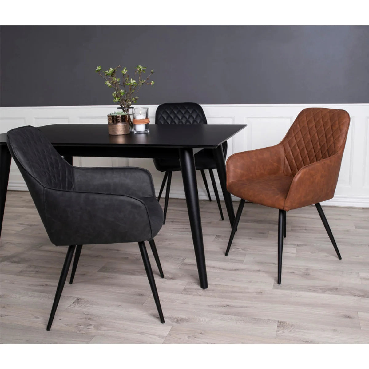 Chaise de salle à manger en simili cuir marron capitonné avec pieds en métal noir