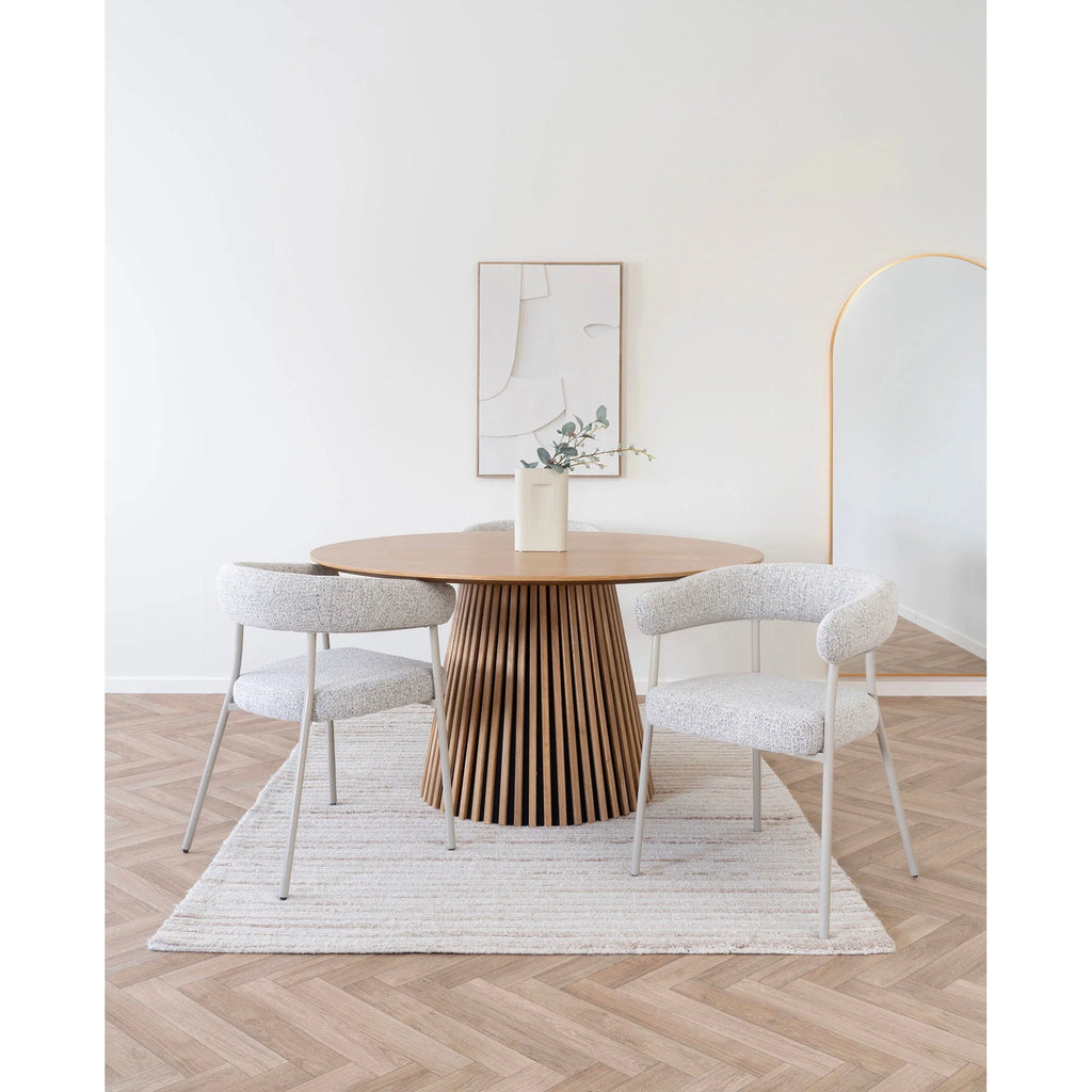 Table ronde en bois à base radiale cannelée et design minimaliste