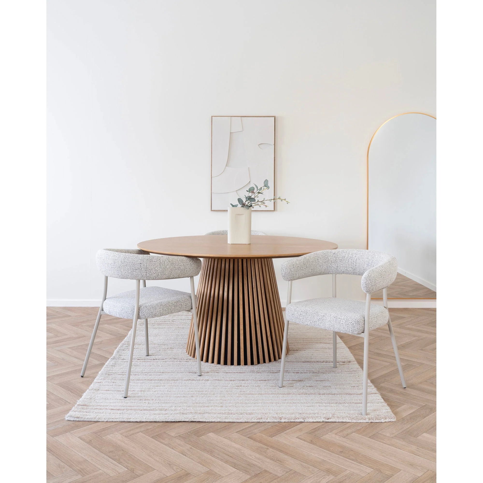 Table ronde en bois à base radiale cannelée et design minimaliste
