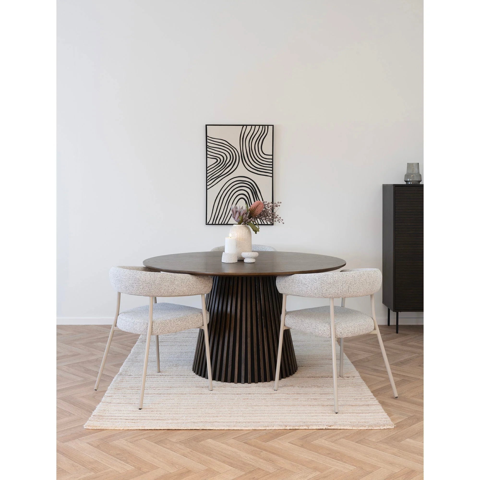 Table ronde en bois sombre sur piétement noir cannelé