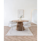 Table ronde en bois à base cannelée avec 2 chaises en tissu bouclé sable à accoudoirs
