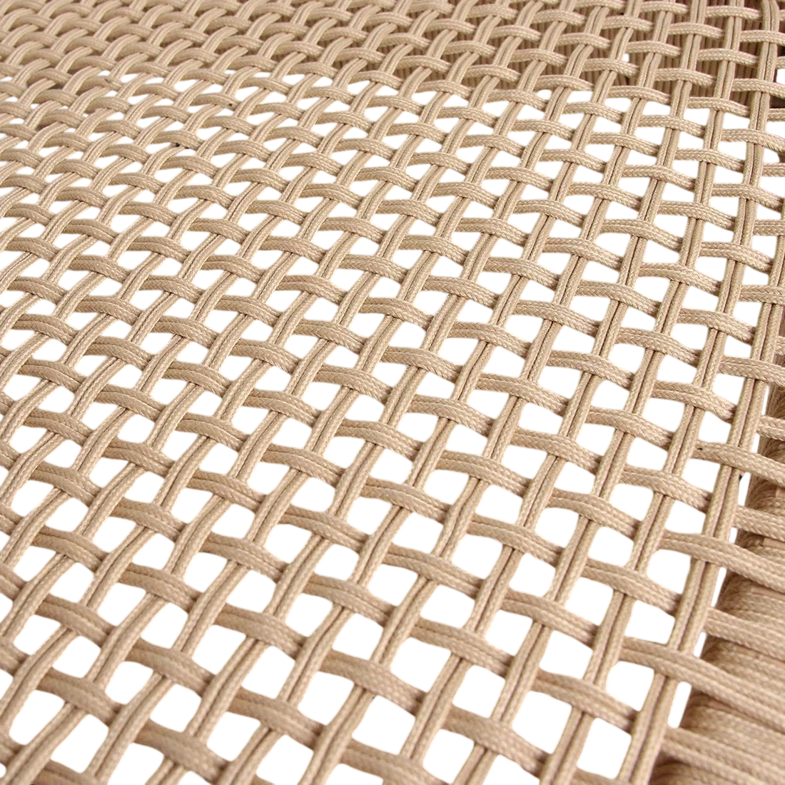 Tapis en corde tressée synthétique beige à motif lattice serré pour chaise en teck clair