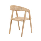Chaise en teck recyclé naturel, dossier courbé, grain bois visible, design minimaliste