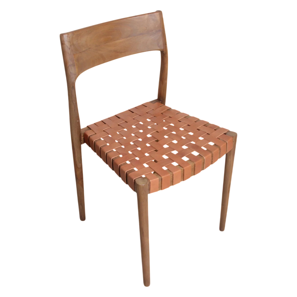 Chaise minimaliste en teck avec siège et dossier en cuir tressé cognac