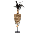 Chapeau décoratif en coquillages et plumes avec socle noir naturel