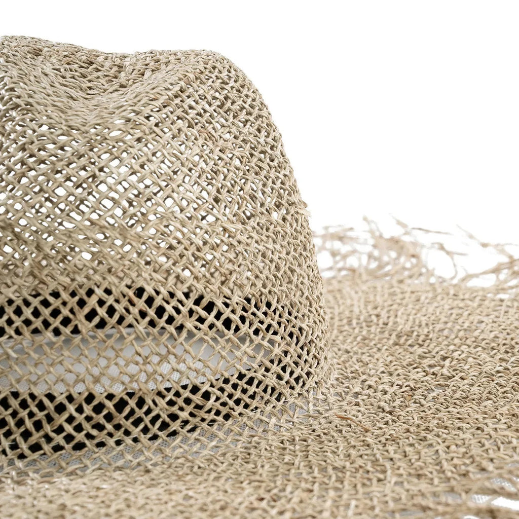 Chapeau de plage naturel en herbe marine beige à large bord effiloché