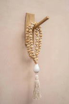 Collier décoratif coquillage, perles bois naturel blanc écru avec pompon blanc et accent céramique