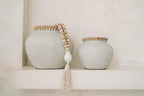 Vase en céramique blanche avec bord en bois, accents coquillages et perles naturelles