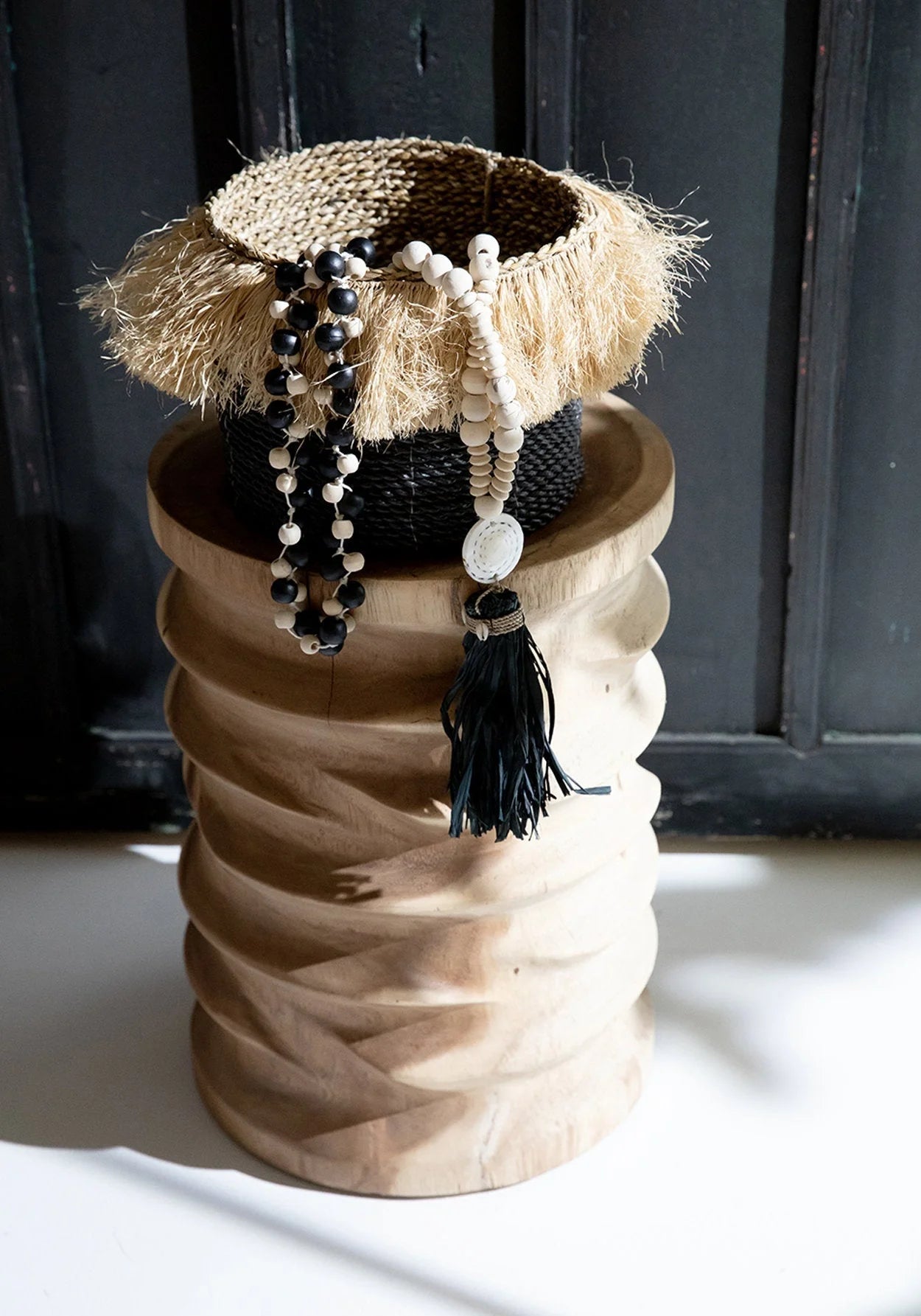 Panier bohème en paille avec glands noirs et perles blanches, brun naturel