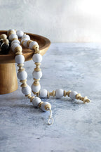 Collier décoratif en perles blanches et or avec fermoir argent