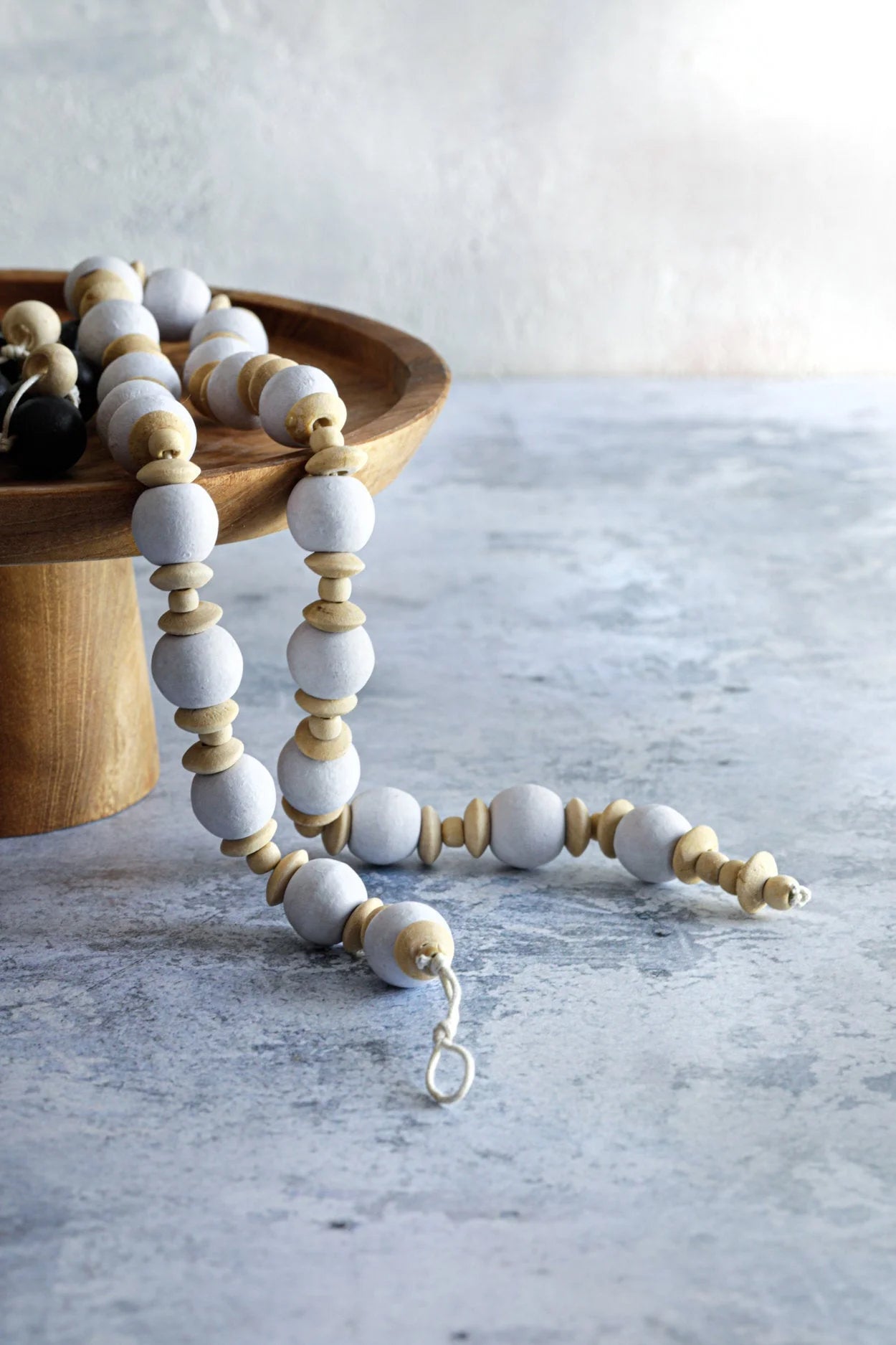 Collier décoratif en perles blanches et or avec fermoir argent