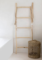 Échelle en bois avec panier tressé et accents macramé rustique