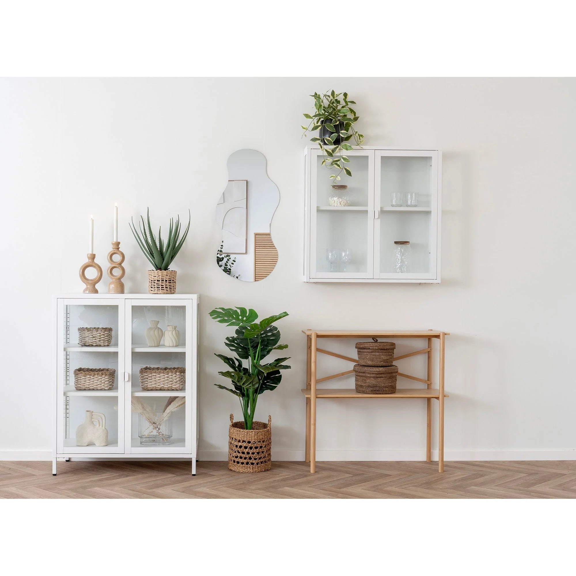 Console en bambou naturel blanc avec portes vitrées, paniers osier et étagère ouverte – 83x32 cm