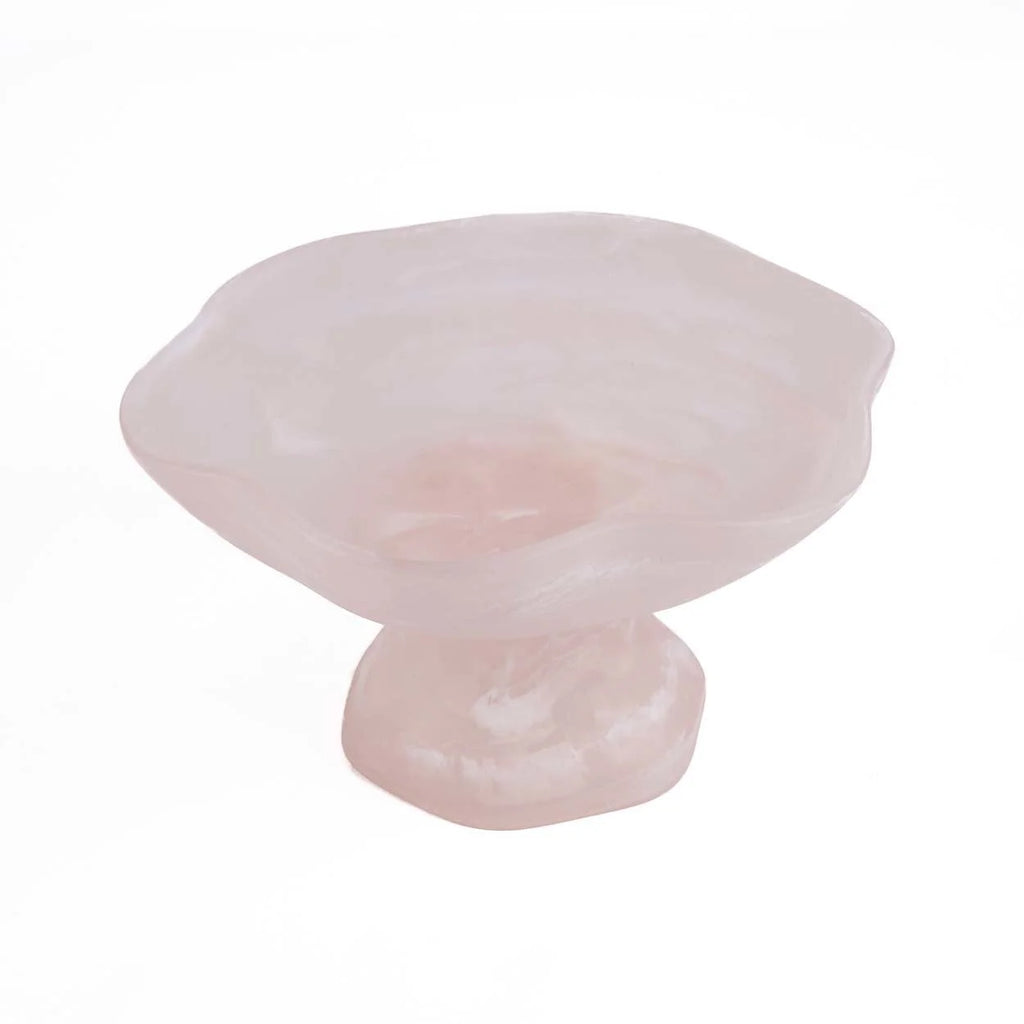 Coupe décorative en résine rose quartz translucide marbrée sur pied organique poli