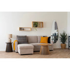 Canapé sectionnel beige avec ottomane et coussins décoratifs ocre texturés en coton recyclé