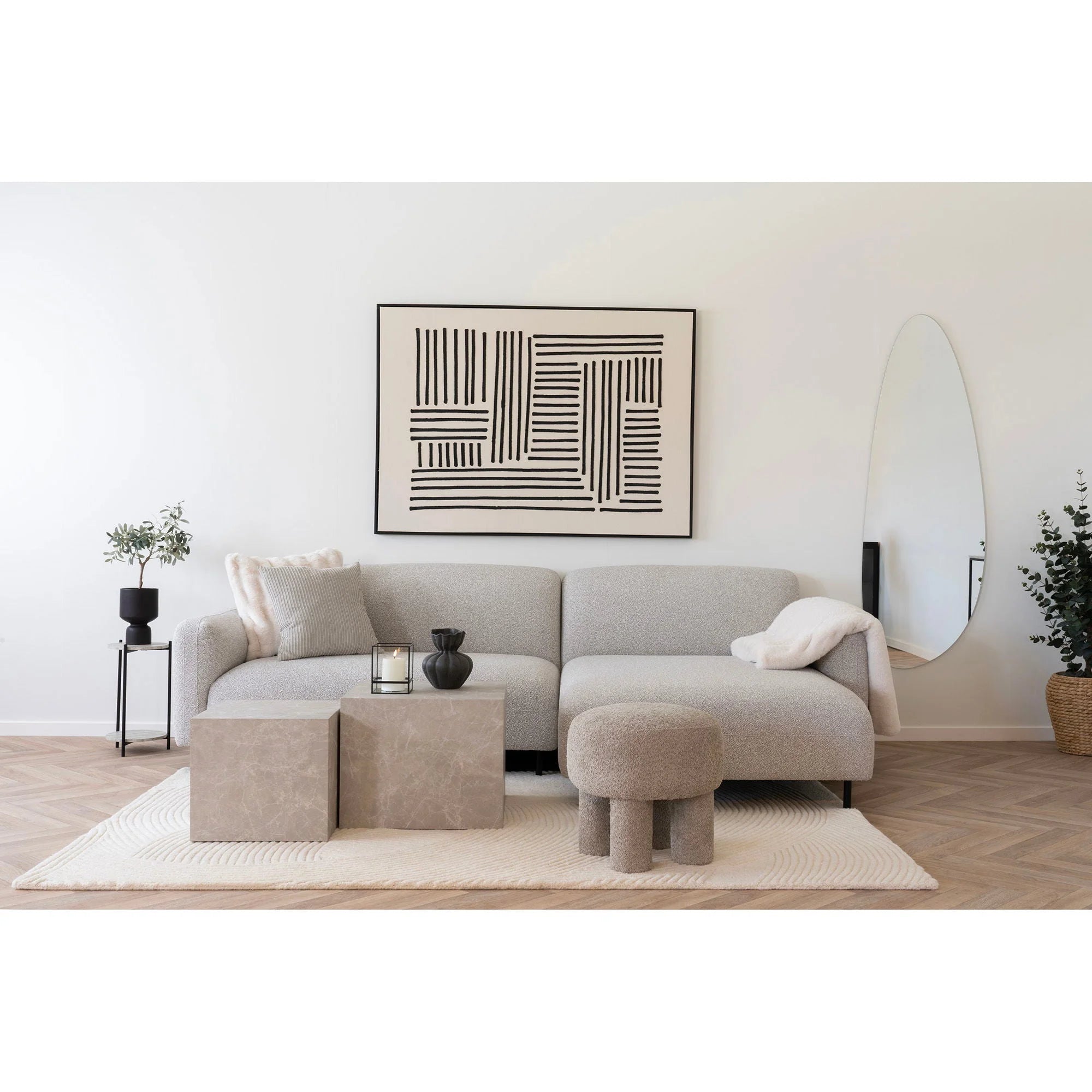 Canapé sectionnel en tissu beige texturé avec ottoman et tables cubes assorties