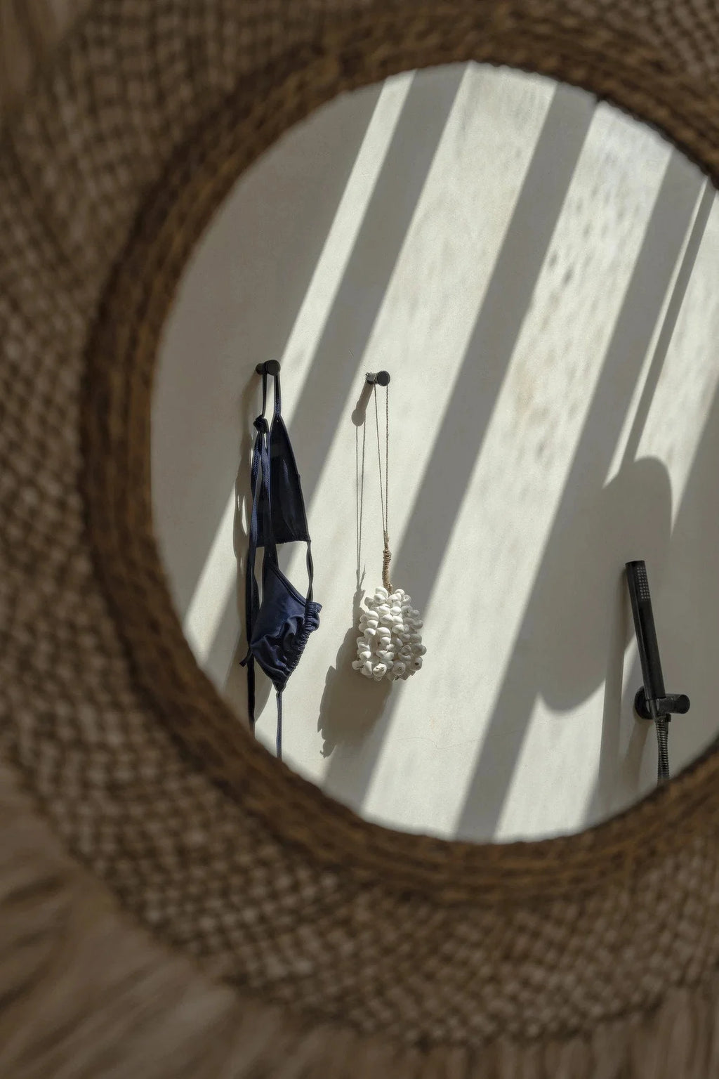 Miroir rond avec cadre en paille tissée pour décoration murale en coquillages blancs