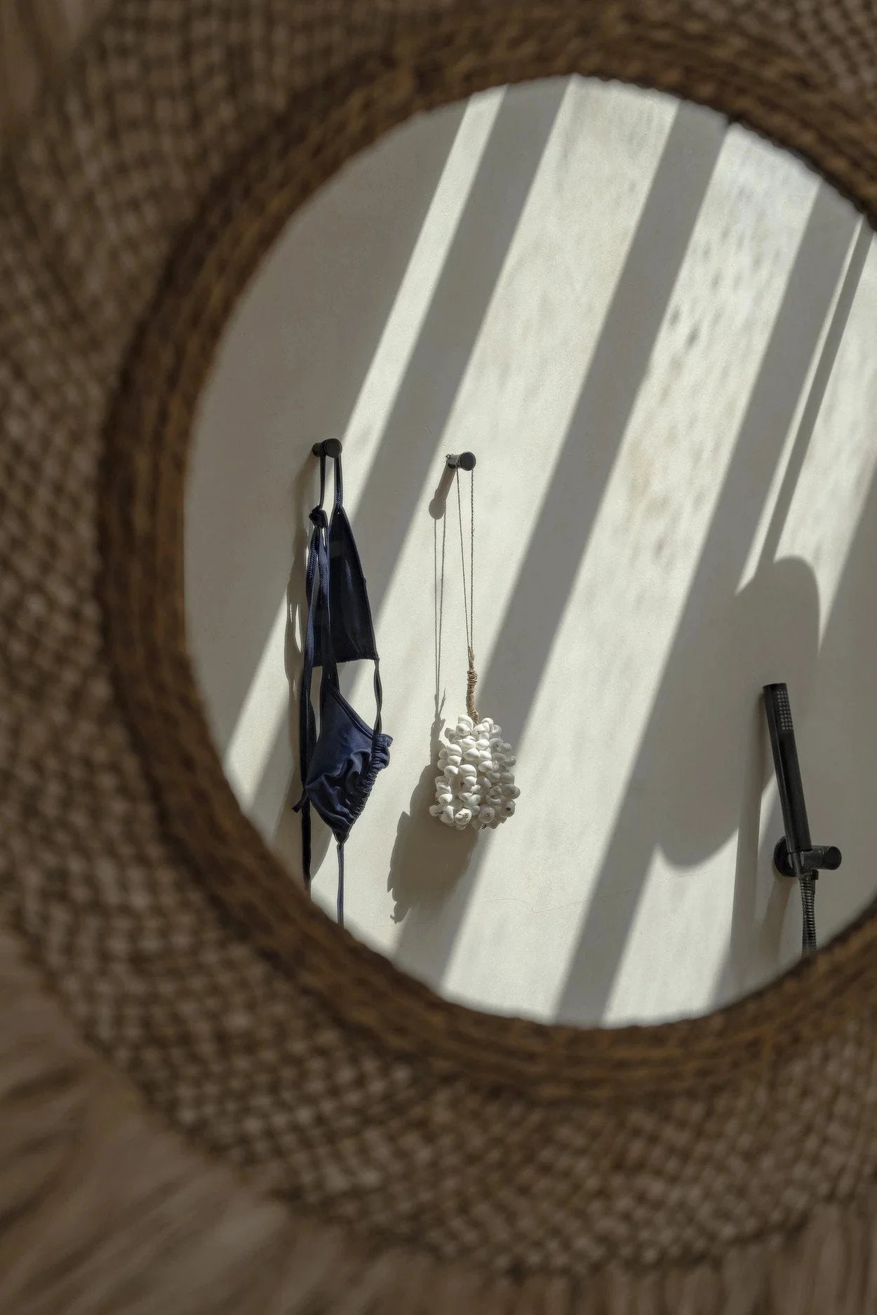 Miroir rond avec cadre en paille tissée pour décoration murale en coquillages blancs