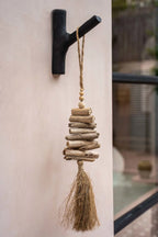 Décoration suspendue en bois flotté et perles pour mural crochet en Teck noir