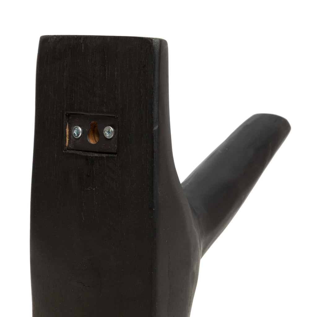 Crochet mural en teck noir avec crochet en bois foncé et vis de fixation visibles