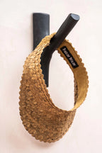 Visière en paille tissée avec bande intérieure en cuir marron pour le Crochet mural en Teck noir