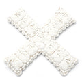 Croix décorative murale en coquillages blancs à motif floral texturé