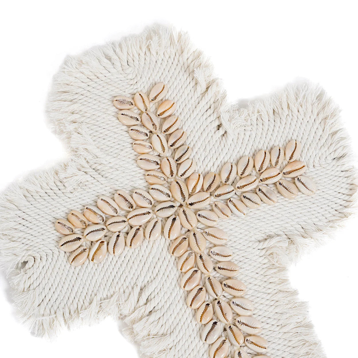 Croix murale en macramé crème avec coquillages cauris