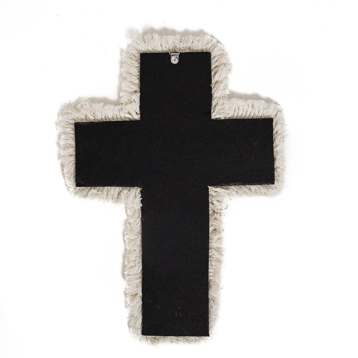 Croix murale noire en macramé coton blanc frangé avec coquillages cauris