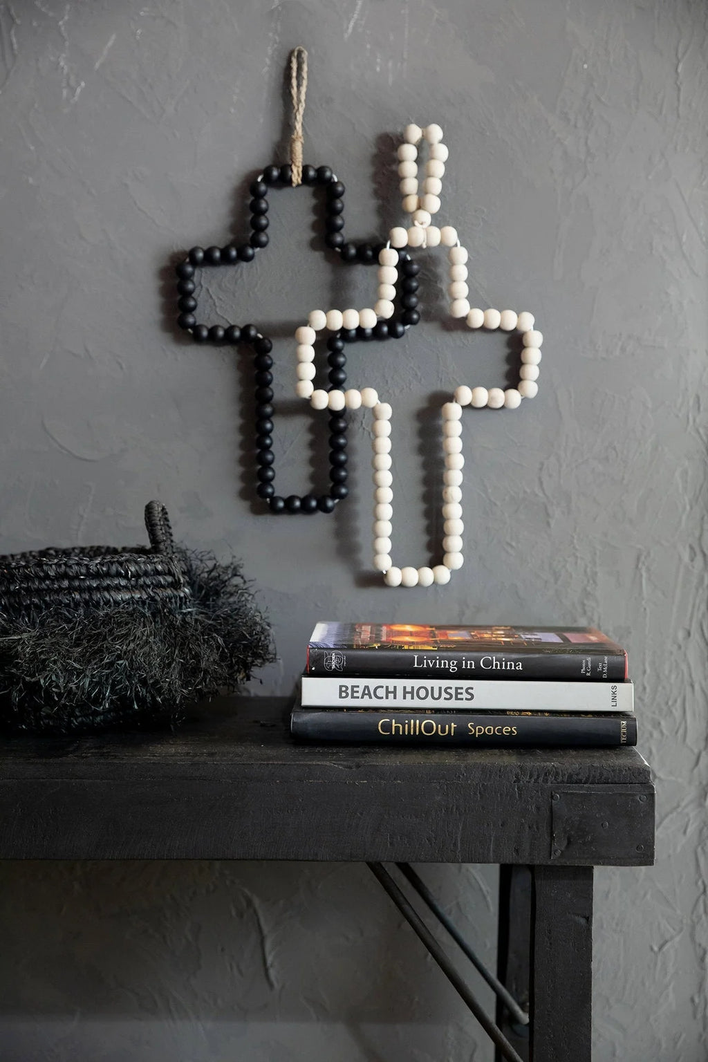 Croix murale en perles de bois noir et blanc à suspendre