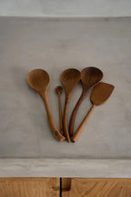 Cuillère de dosage en teck naturel 19x3 cm avec cinq ustensiles de cuisine en bois