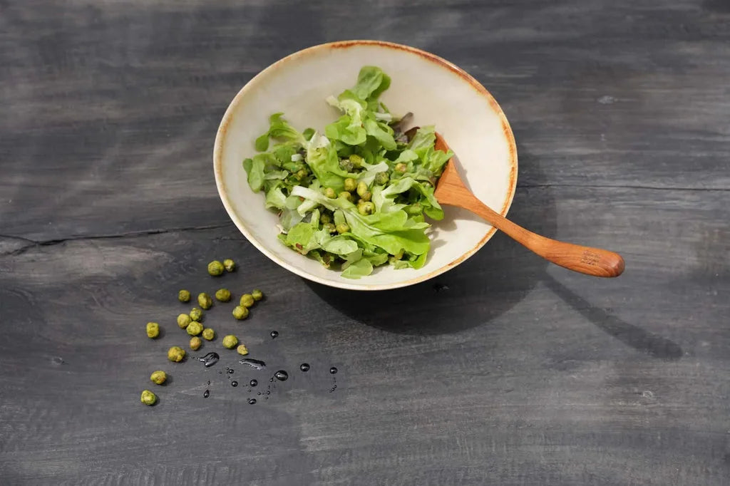 Salade dans un bol avec une cuillère en racine de teck La Cuilière en Racine de Teck L